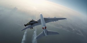Jetman vole en formation avec un Airbus A380 au dessus de Dubaï